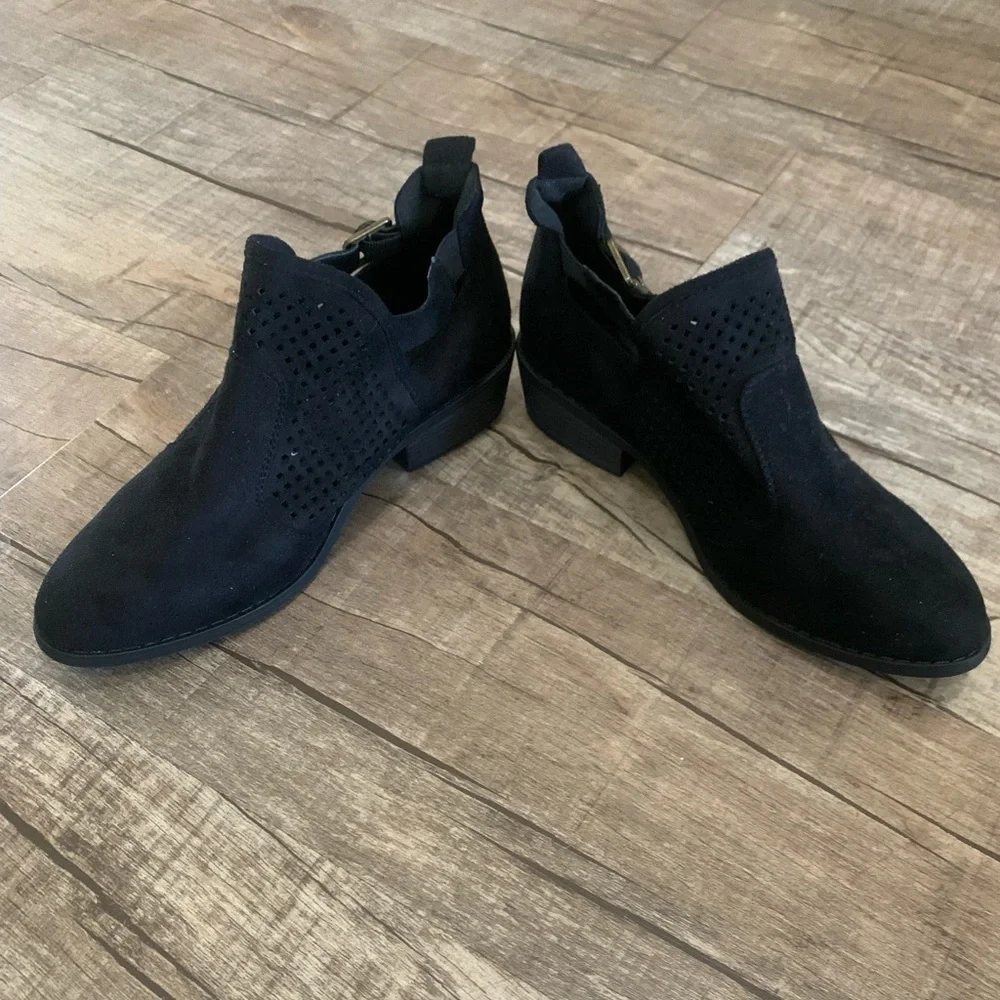NWOT Women's Black Suede Ankle Bootie‎